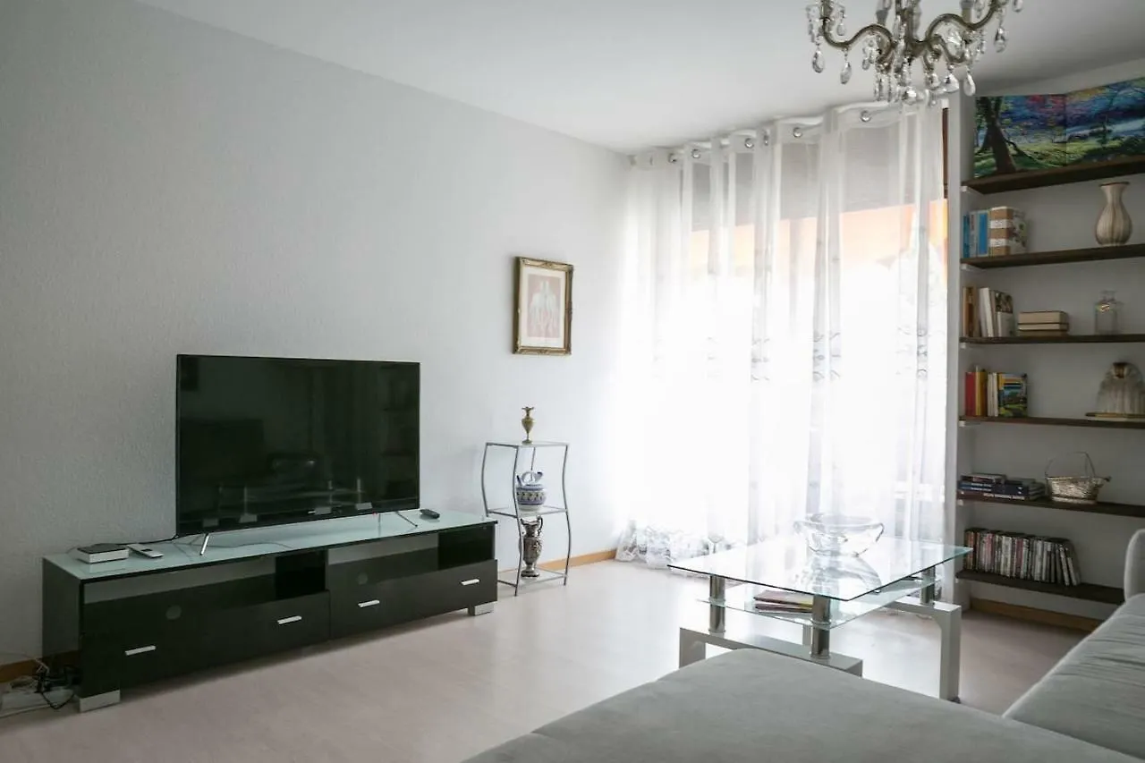 Spacious & Elegant Apartment Next To River 제네바 0*,  스위스
