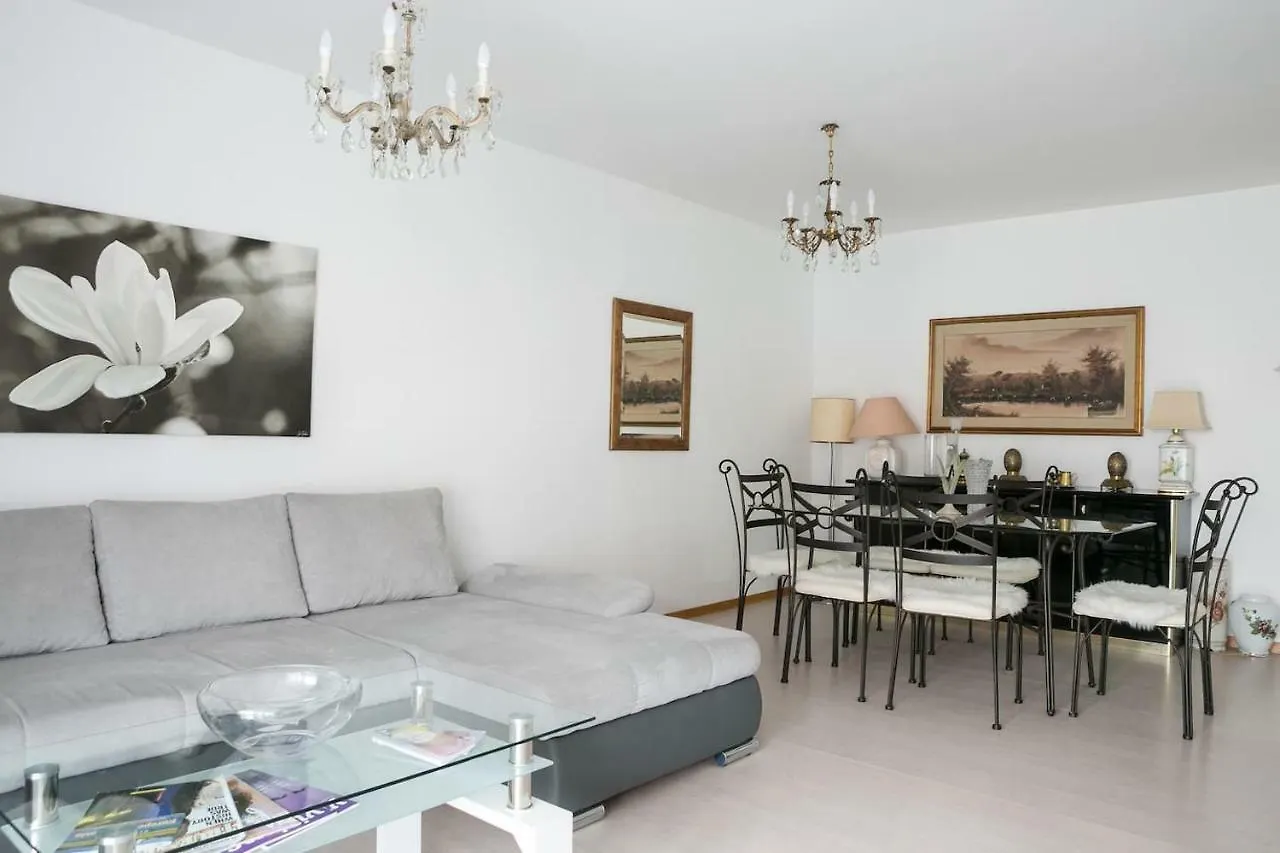 Spacious & Elegant Apartment Next To River 제네바 0*,  스위스
