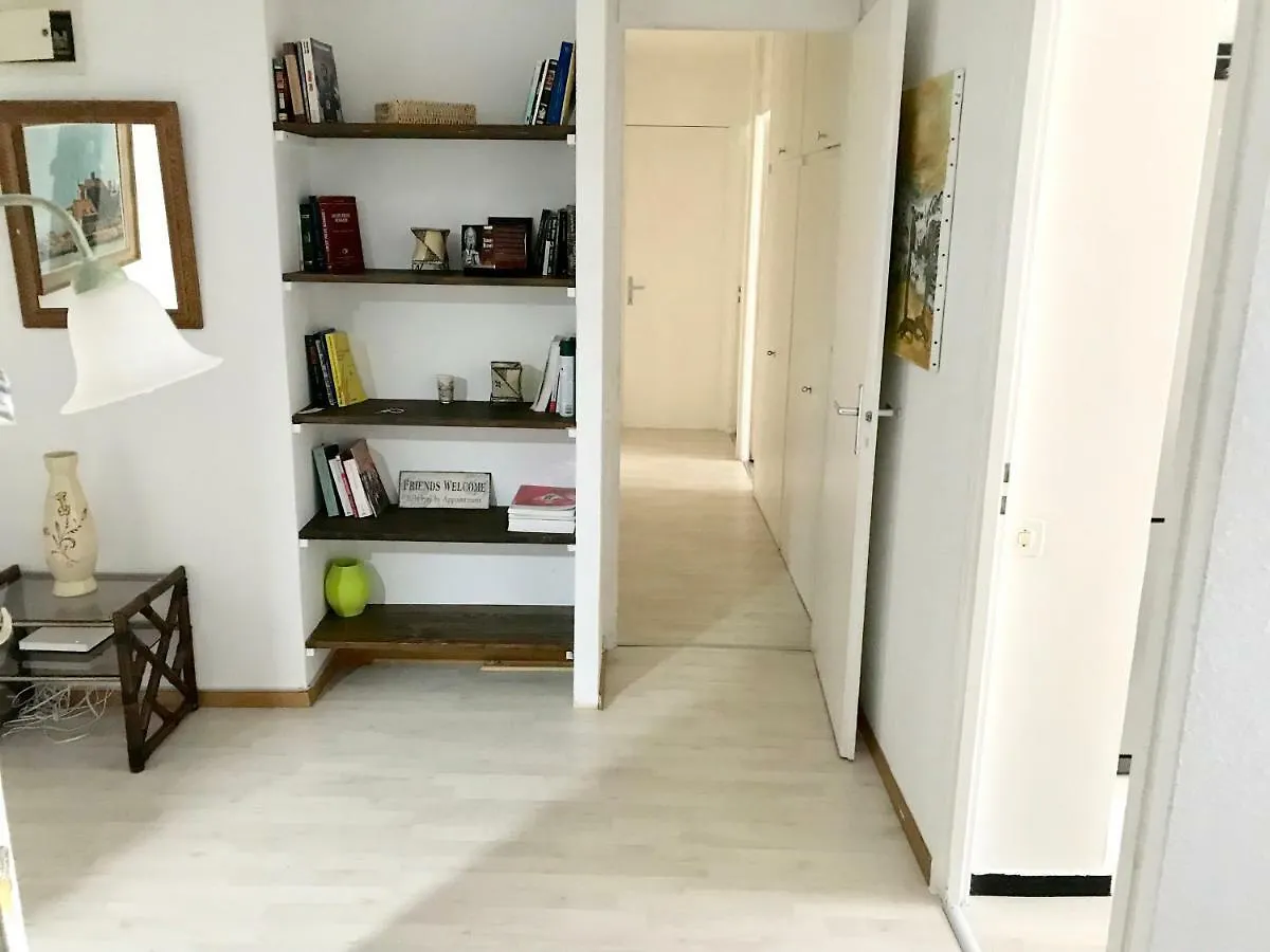 Spacious & Elegant Apartment Next To River 제네바 0*,  스위스